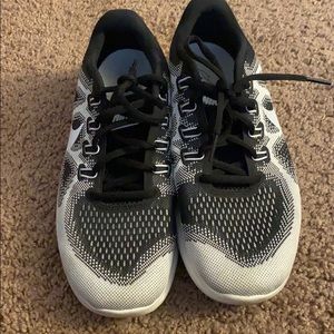 Black and white nike free runs